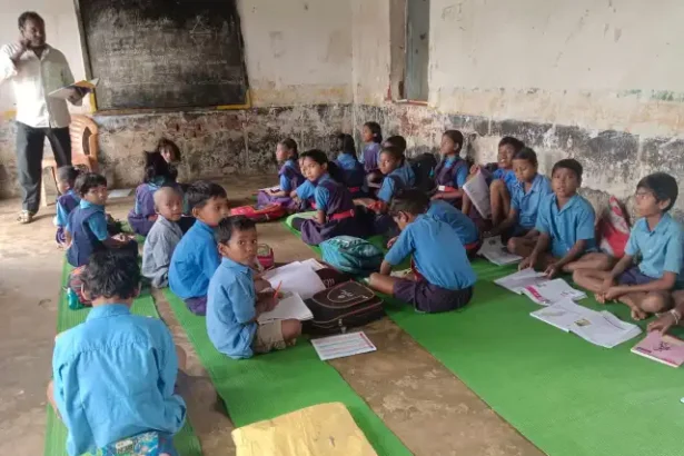 खंडहर में चल रहा प्राथमिक विद्यालय, बच्चों की जान खतरे में