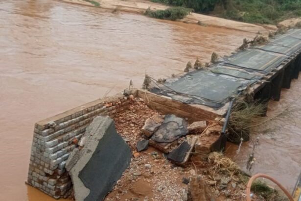 दंतेवाड़ा में बाढ़ का कहर: 100 मीटर लंबा पुल बहा, बिजली-पानी ठप, सैकड़ों लोग बेघर | देखें वीडियो