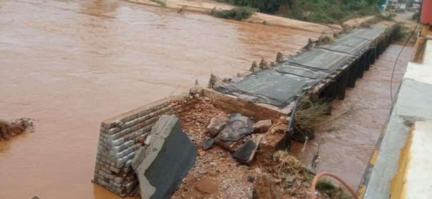 दंतेवाड़ा में बाढ़ का कहर: 100 मीटर लंबा पुल बहा, बिजली-पानी ठप, सैकड़ों लोग बेघर | देखें वीडियो
