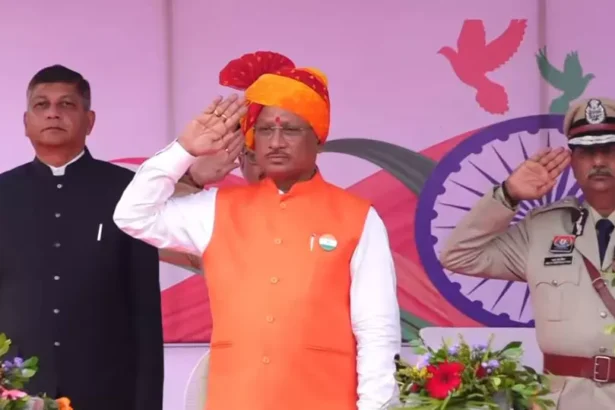 स्वतंत्रता दिवस 2025: रायपुर में मुख्यमंत्री विष्णुदेव साय ने फहराया तिरंगा, ले रहे हैं परेड की सलामी, देखें Live..