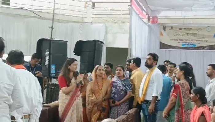 आकांक्षा हाट मेले में अव्यवस्था देख भड़कीं पंडरिया विधायक भावना बोहरा, कार्यक्रम स्थल पर माइक से लगाई अधिकारियों को फटकार