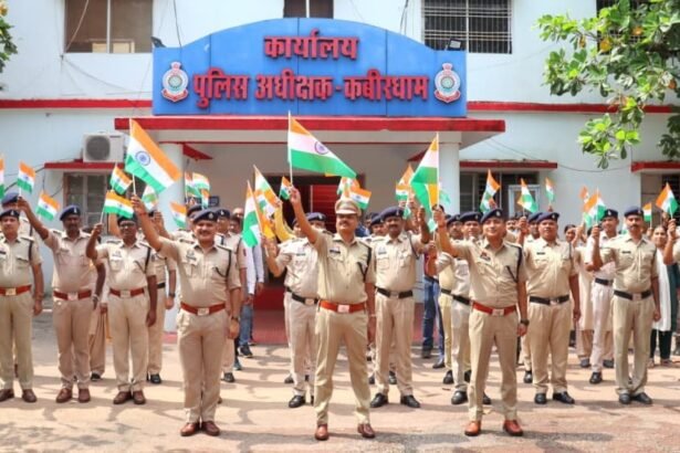 हर घर तिरंगा अभियान: कबीरधाम पुलिस अधीक्षक ने बांटे तिरंगे, दिलाई राष्ट्रीय एकता की शपथ